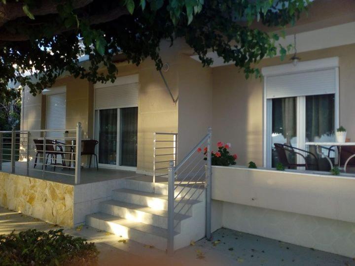 Mamanis Studios Loutra Edipsou  Luaran gambar
